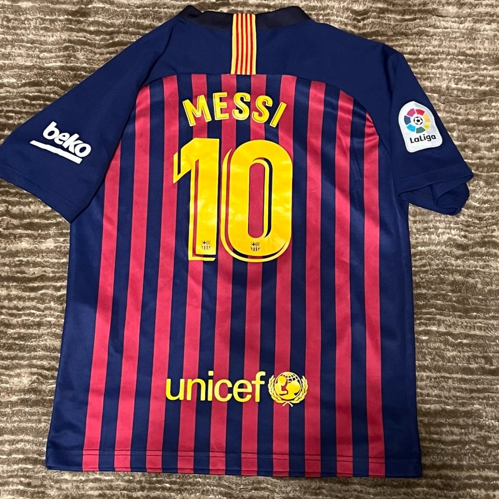 Boys Messi Barcelona soccer jersey size 28 size XL